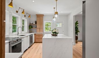 8 Knight St, Falmouth, ME 04105
