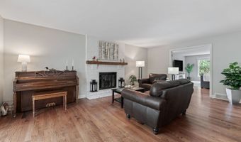 635 Oakview Dr, Algonquin, IL 60102