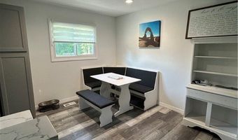 784 Robinhood Dr, Aurora, OH 44202