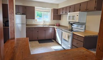 710 East St, Bottineau, ND 58318