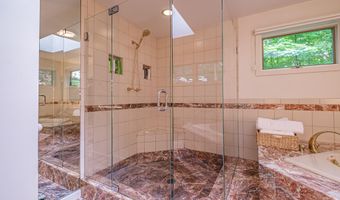 15 Inverness Rd, Falmouth, ME 04105
