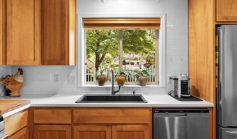 866 Blackberry Ln, Ashland, OR 97520