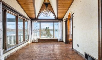 584 Apple Dr, Akron, OH 44319