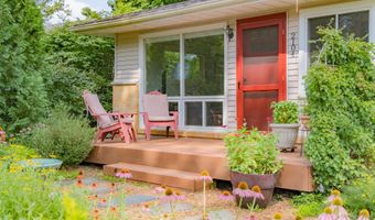2104 S Circle Dr, Ann Arbor, MI 48103
