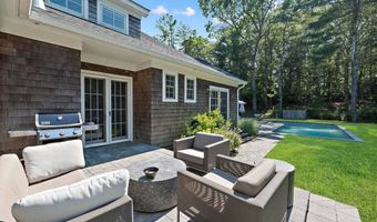 97 Oak Ln, Amagansett, NY 11937