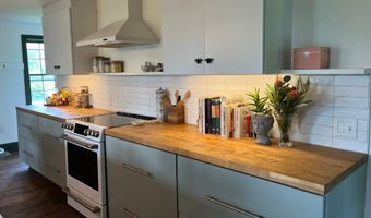 382 S Main St, Alburgh, VT 05440