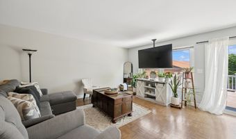 202 W Tanglewood Dr, Arlington Heights, IL 60004