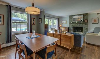 4 Fairway Ct, Albany, NY 12208