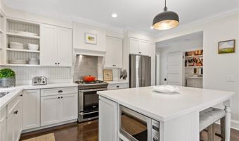12 Bliss Rd, Newport, RI 02840