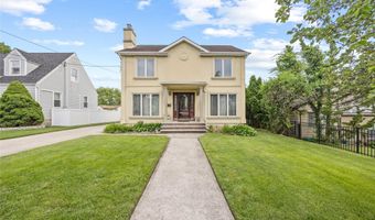 65 Netherwood Dr, Albertson, NY 11507