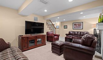21 Meadowbrook Country Club Est, Ballwin, MO 63011