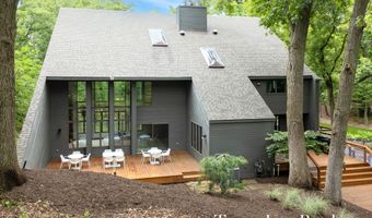 410 Greentree Ln NE, Ada, MI 49301