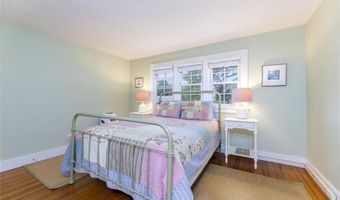 135 Longfellow Rd, Jamestown, RI 02835