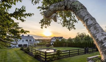 16 Sachuest Dr, Middletown, RI 02842