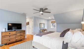 76 Woods Ln, Cranston, RI 02921