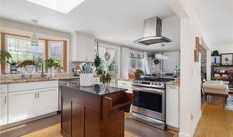 17 Lee St, Cranston, RI 02920