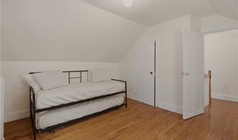21 Clinton Ave, Newport, RI 02840