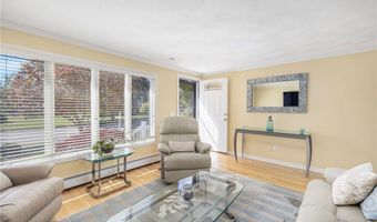 40 Quail Hollow Rd, Cranston, RI 02920