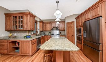 679 DEEP WOODS Dr, Aurora, OH 44202
