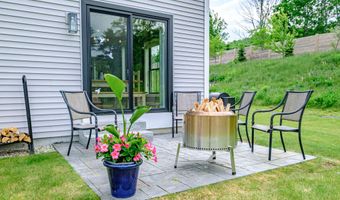 5 Goldfinch Dr, Falmouth, ME 04105