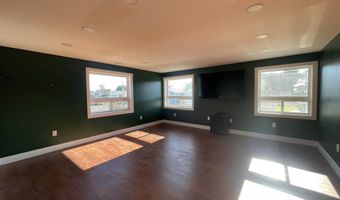 360 2ND St, Bandon, OR 97411