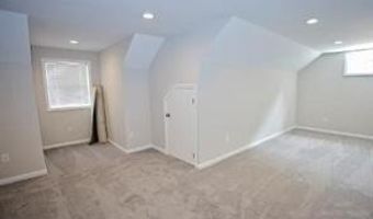 51 Newport Ave, Middletown, RI 02842