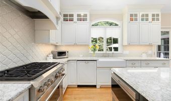 4 Brookfield Ct, East Greenwich, RI 02818