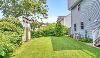 8 Green Acres Dr, Narragansett, RI 02882