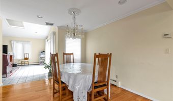 76 Parkview Dr, Albertson, NY 11507