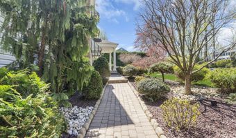14 Bunker Hill Dr, Middletown, NJ 07748
