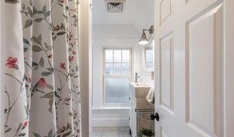 21 Bedlow Ave, Newport, RI 02840