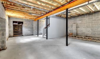 65 Bayview St, Aberdeen, NJ 07721