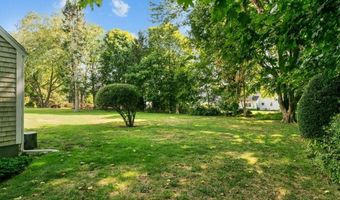 8 North Dr, Middletown, RI 02842