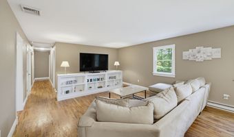18 Vale Rd, Brookfield, CT 06804