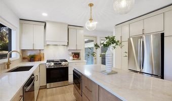 827 Woodruff Dr, Ballwin, MO 63011