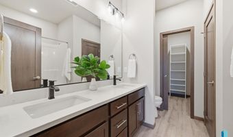 2816 E Hazelnut St, Brandon, SD 57005