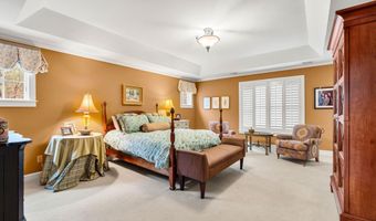 17 Canterbury Ln, Bedford, NH 03110