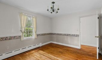 8 North Dr, Middletown, RI 02842