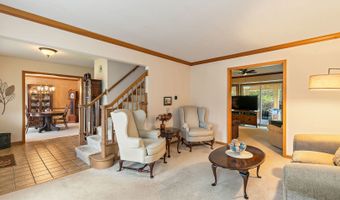 1045 Helen Dr, Algonquin, IL 60102