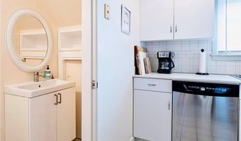 22 Dixon St, Newport, RI 02840