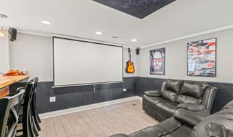330 N Country Club Dr, Addison, IL 60101