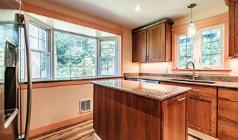 4 Pineway Dr, Auburn, ME 04210