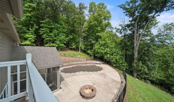 601 Forest Circle Trail Rd, Ballwin, MO 63021