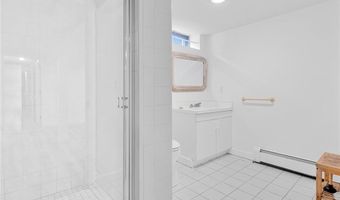 275 Boston Neck Rd, Narragansett, RI 02882