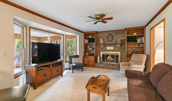 1045 Helen Dr, Algonquin, IL 60102
