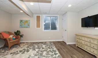 8 Hithergreen Ct, Algonquin, IL 60102