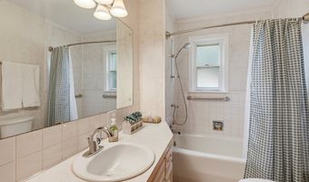 2755 Springfield Lake Dr, Akron, OH 44312