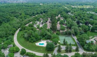 2202 Pine Grove Ct, Ann Arbor, MI 48103