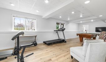 33 Fox Point Ct NE, Ada, MI 49301