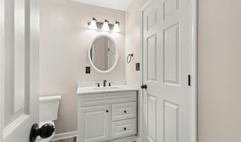 794 Robinhood Dr, Aurora, OH 44202